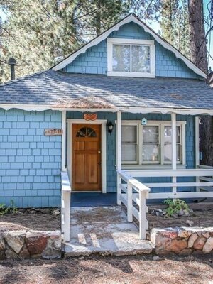 บ้านสีฟ้าตกแต่งสไตล์วินเทจย้อนยุค