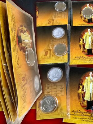 เหรียญที่ระลึกพระราชพิธีถวายพระเพลิงพระบรมศพ ในหลวงรัชกาลที่ ๙ เนื้อโลหะนิกเกิ้ล มาพร้อมตลับ ใบเอกสารกำกับ ซอง ครบ งามและหายากสุดๆ