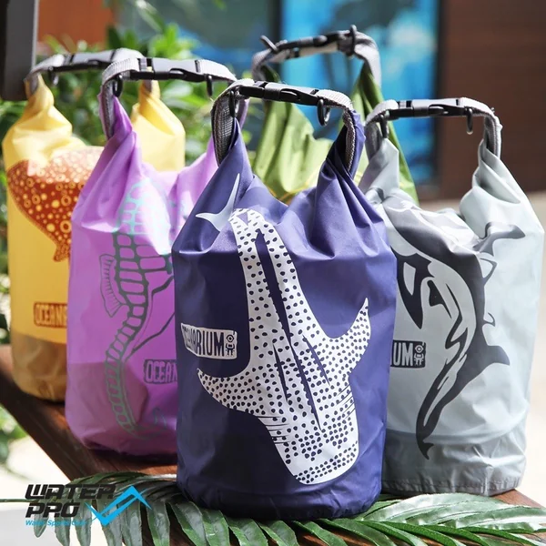 OCEANARIUM - Dry Bag 2L กระเป๋ากันน้ำ ความจุ1ลิตร พกง่าย น้ำหนักเบา กันน้ำได้ image 1 OCEANARIUM - Dry Bag 2L กระเป๋ากันน้ำ ความจุ1ลิตร พกง่าย น้ำหนักเบา กันน้ำได้ image 1